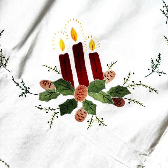 White cotton Christmas holiday tablecloth appliqué & 6 matching napkins flaws - Picture 4 of 11